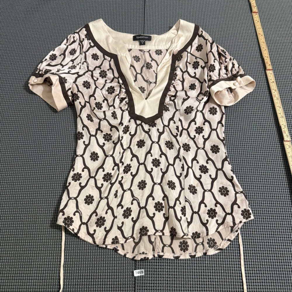 Bebe Women Floral Trellis V-Neck Short Sleeve Blouse Brown Cream Size S
